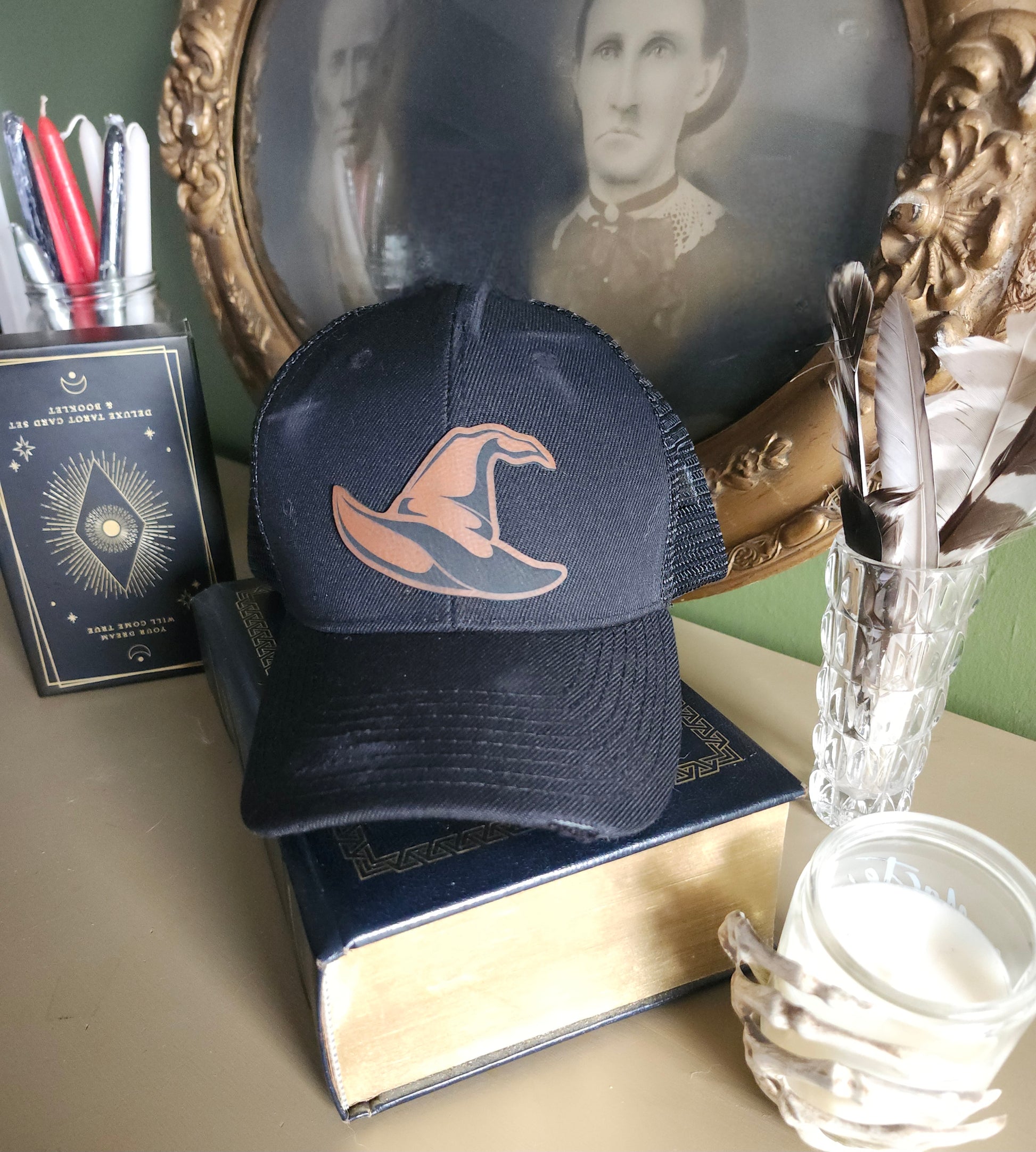 Leather patch "Witch's hat" ponytail hat